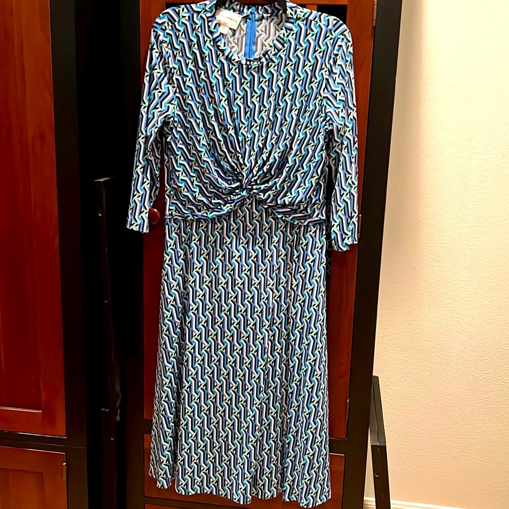 Donna Morgan dress Size 10 with flattering twist in center of bodice. Blue/green